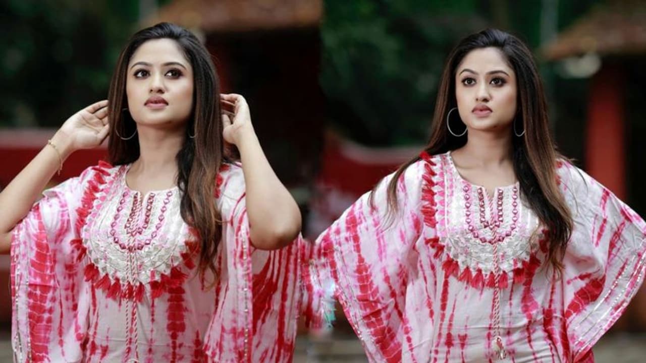 കഫ്താനിൽ തിളങ്ങി സ്വാതി നിത്യാനന്ദ്, ചിത്രങ്ങൾ പങ്കുവെച്ച് താരം കഫ്താനിൽ തിളങ്ങി സ്വാതി നിത്യാനന്ദ്, ചിത്രങ്ങൾ പങ്കുവെച്ച് താരം