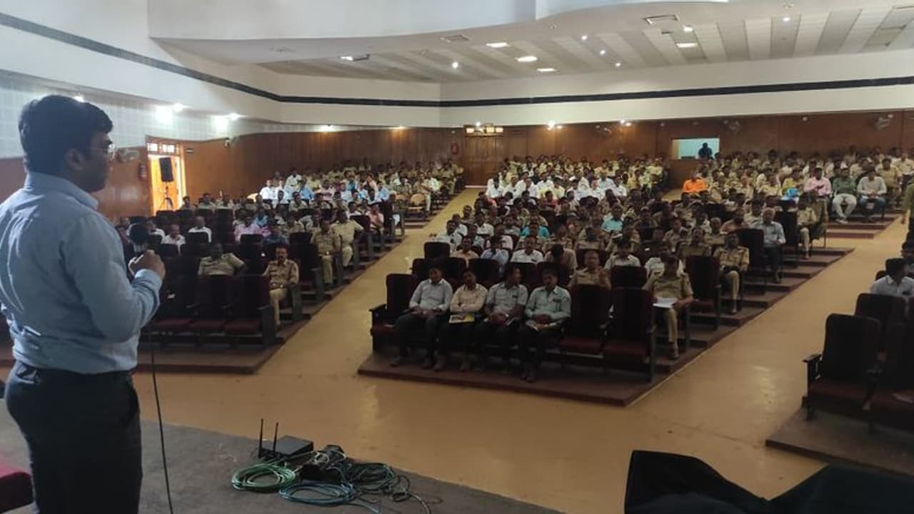 Kalaburagi: ನ್ಯಾಯ ಸಮ್ಮತ ಚುನಾವಣೆಗೆ ಅಧಿಕಾರಿಗಳು ಕಾರ್ಯ ತತ್ಪರರಾಗಿ: ಡಿಸಿ ಯಶವಂತ ಗುರುಕರ್ Kalaburagi: ನ್ಯಾಯ ಸಮ್ಮತ ಚುನಾವಣೆಗೆ ಅಧಿಕಾರಿಗಳು ಕಾರ್ಯ ತತ್ಪರರಾಗಿ: ಡಿಸಿ ಯಶವಂತ ಗುರುಕರ್