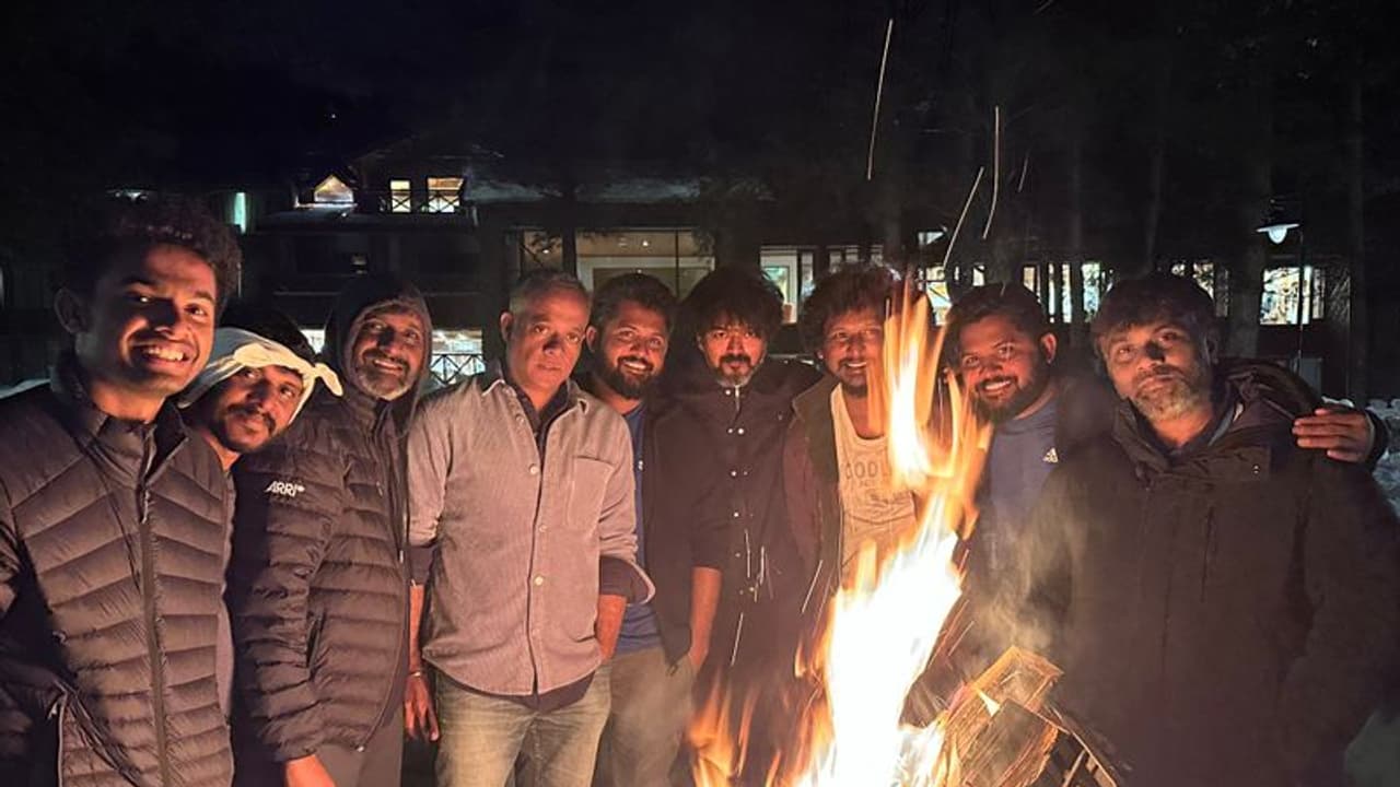 லியோ படக்குழுவினர் காஷ்மீரில் கேம்ப் பயர்... வெளியான தளப(தீ) புகைப்படம்!!