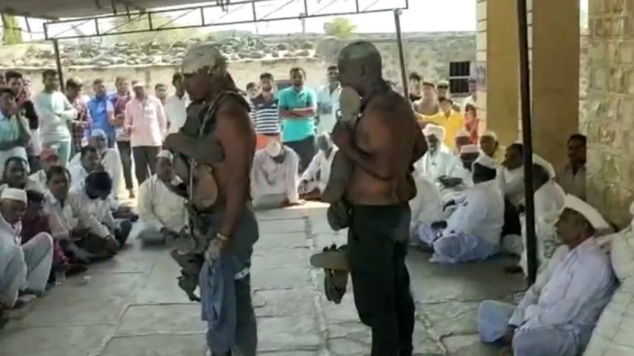 Vijayapura: ಅತ್ಯಾಚಾರಕ್ಕೆ ಯತ್ನ ಆರೋಪ: ಯುವಕರಿಬ್ಬರ ತಲೆ ಬೋಳ್ಸಿ, ಚಪ್ಪಲಿ ಹಾರ ಹಾಕಿ ಮೆರವಣಿಗೆ Vijayapura: ಅತ್ಯಾಚಾರಕ್ಕೆ ಯತ್ನ ಆರೋಪ: ಯುವಕರಿಬ್ಬರ ತಲೆ ಬೋಳ್ಸಿ, ಚಪ್ಪಲಿ ಹಾರ ಹಾಕಿ ಮೆರವಣಿಗೆ