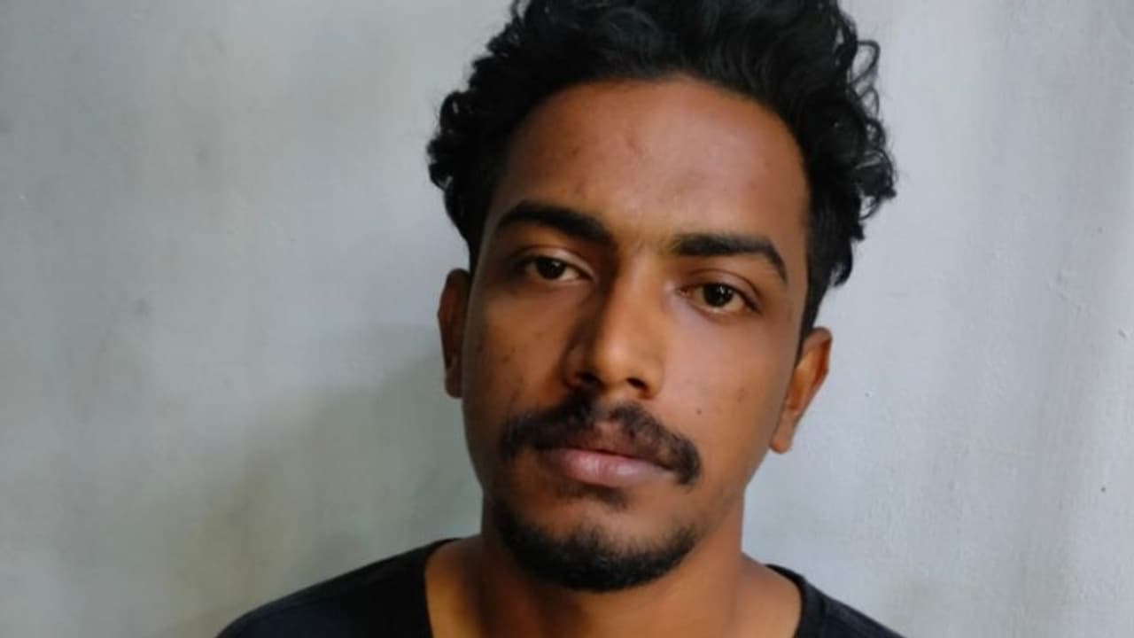 ആദ്യം കൂട്ടുകാരിയെ പീഡിപ്പിച്ചു, പിന്നെ പ്ലസ് ടു വിദ്യാർഥിനിയെയും: 22കാരന് പിടിയിൽ ആദ്യം കൂട്ടുകാരിയെ പീഡിപ്പിച്ചു, പിന്നെ പ്ലസ് ടു വിദ്യാർഥിനിയെയും: 22കാരന് പിടിയിൽ