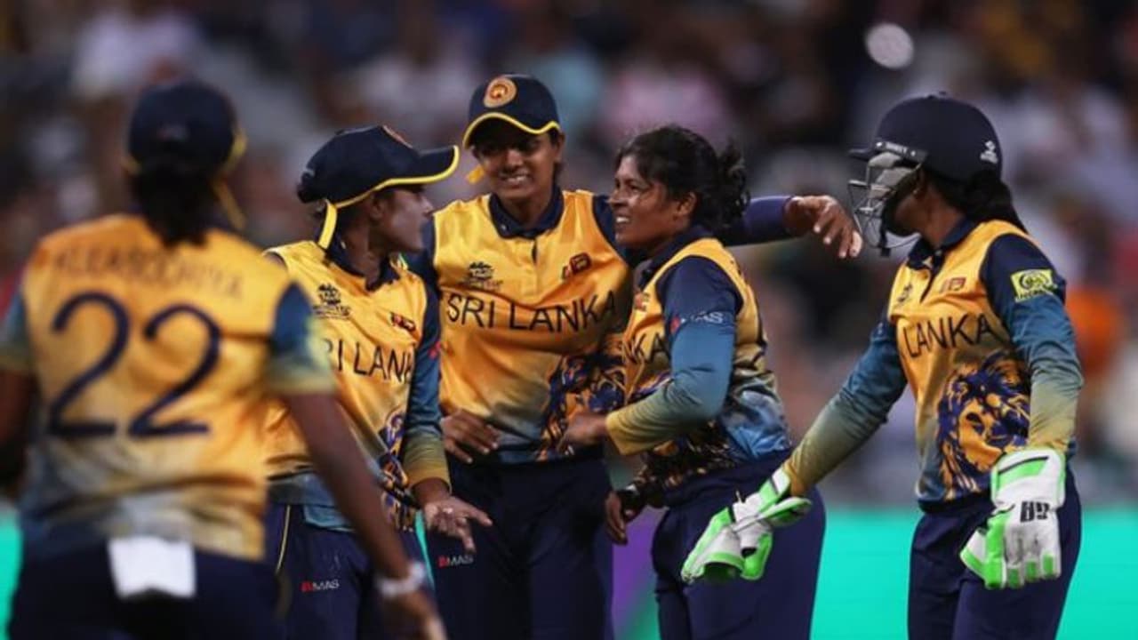 మహిళల టీ20 ప్రపంచకప్ లో సంచలనం.. శ్రీలంక థ్రిల్లింగ్ విక్టరీ.. సౌతాఫ్రికాకు షాక్ మహిళల టీ20 ప్రపంచకప్ లో సంచలనం.. శ్రీలంక థ్రిల్లింగ్ విక్టరీ.. సౌతాఫ్రికాకు షాక్