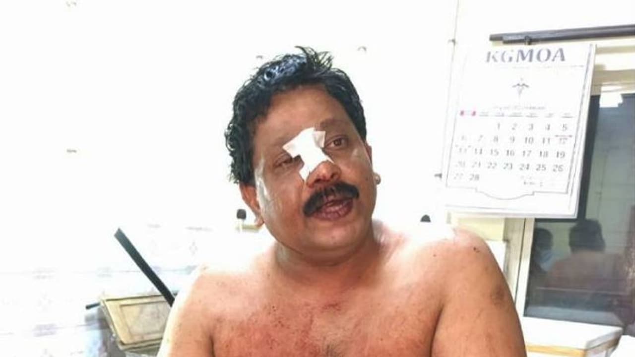 ഒറ്റപ്പാലത്ത് ഫ്ലാറ്റിൽ കയറി സ്വകാര്യ ബസ് ഉടമയെയും മകനെയും വെട്ടിപരിക്കേൽപ്പിച്ചു