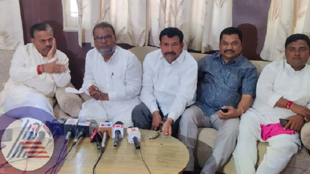 ಧಾರವಾಡ: ಬೆಲ್ಲದ ರುಚಿ ಕೆಡಿಸಲು ಒಂದಾದ 11 ಜನ ಕಾಂಗ್ರೆಸಿಗರು! ಧಾರವಾಡ: ಬೆಲ್ಲದ ರುಚಿ ಕೆಡಿಸಲು ಒಂದಾದ 11 ಜನ ಕಾಂಗ್ರೆಸಿಗರು!