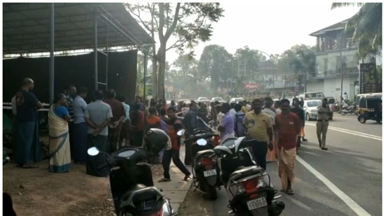 ലോറിക്കടിയിൽപെട്ട് മരിച്ചയാളുടെ മൃതദേഹം റോഡരികിൽ കിടന്നത് 8 മണിക്കൂര്; സംഭവം കൊല്ലത്ത് ലോറിക്കടിയിൽപെട്ട് മരിച്ചയാളുടെ മൃതദേഹം റോഡരികിൽ കിടന്നത് 8 മണിക്കൂര്; സംഭവം കൊല്ലത്ത്