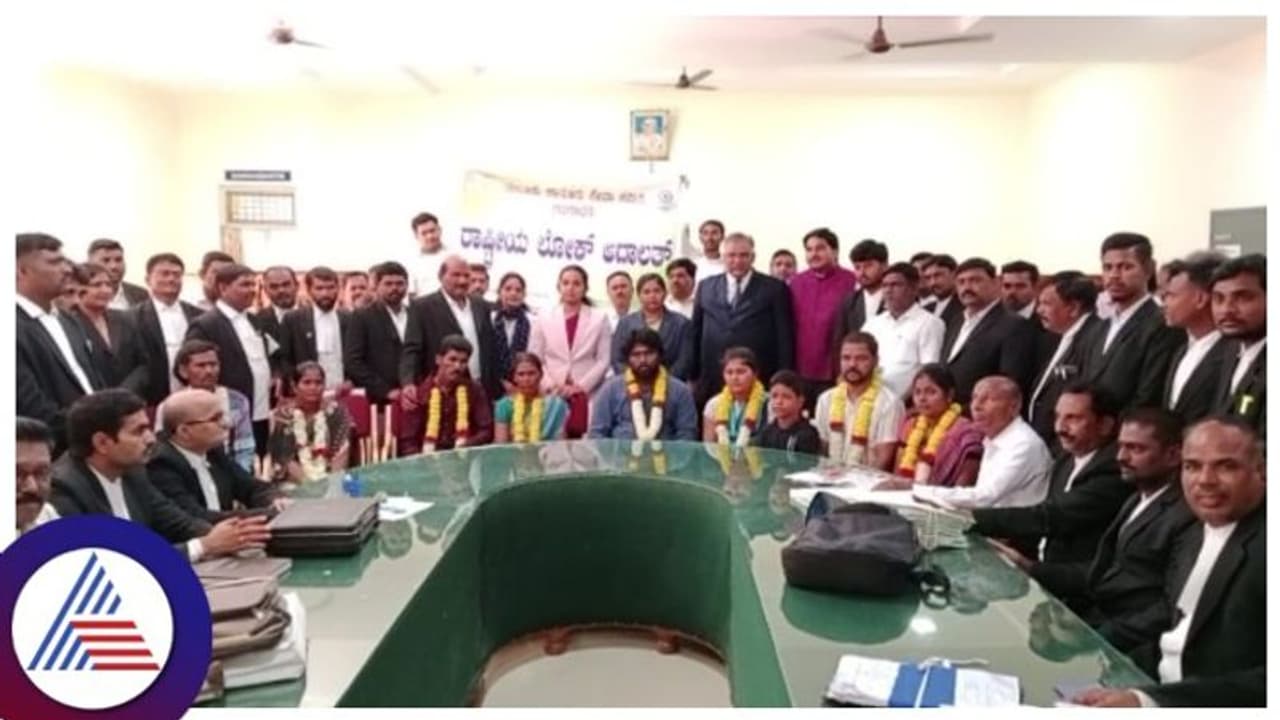 Koppala: ವಿಚ್ಛೇದನ ಕೋರಿದ್ದ 4 ಜೋಡಿಗಳು ಕೋರ್ಟ್ ನಲ್ಲಿ ಒಂದಾದರು Koppala: ವಿಚ್ಛೇದನ ಕೋರಿದ್ದ 4 ಜೋಡಿಗಳು ಕೋರ್ಟ್ ನಲ್ಲಿ ಒಂದಾದರು