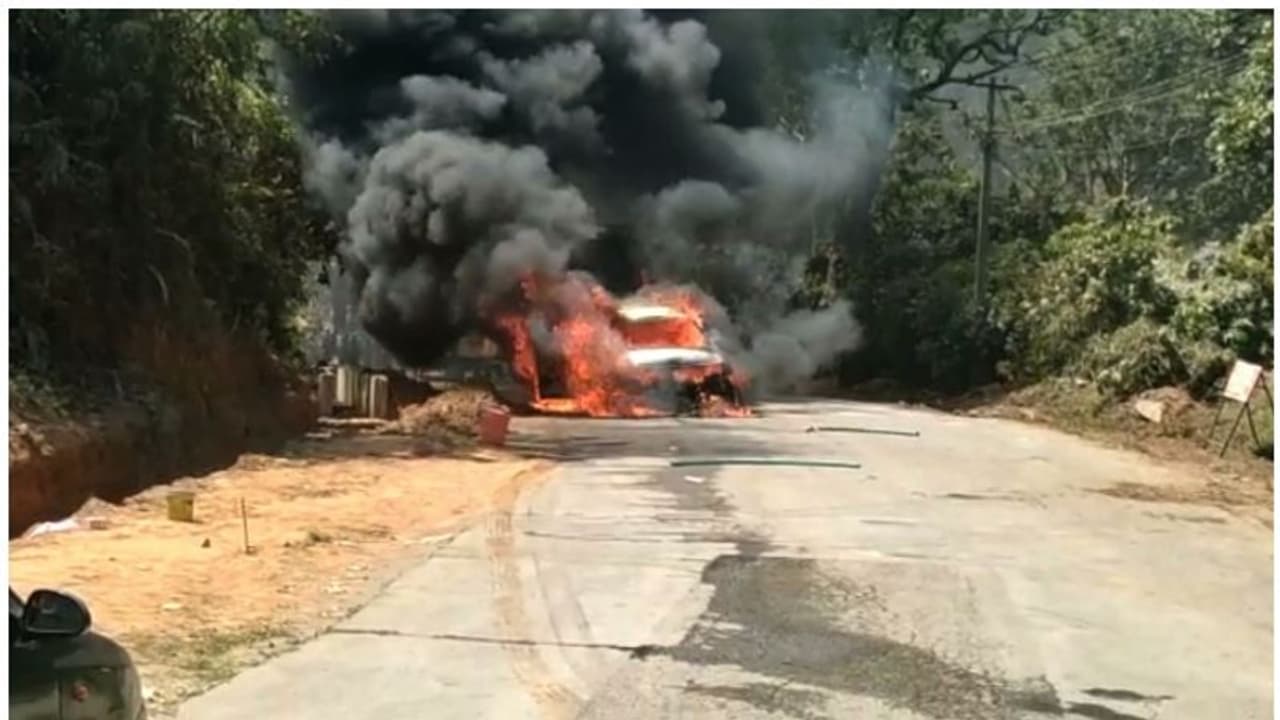 വയനാട്ടിൽ ഓടിക്കൊണ്ടിരുന്ന കാറിന് തീപിടിച്ചു; യാത്രക്കാർ ഇറങ്ങിയോടി വയനാട്ടിൽ ഓടിക്കൊണ്ടിരുന്ന കാറിന് തീപിടിച്ചു; യാത്രക്കാർ ഇറങ്ങിയോടി