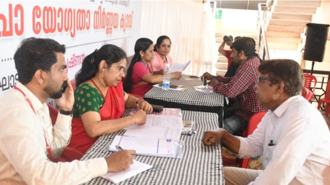 നാല് ജില്ലകളിലെ പ്രവാസികള്ക്കായി സംഘടിപ്പിച്ച വായ്പാ മേളയില് 182 പേര്ക്ക് വായ്പാ അനുമതി ലഭിച്ചു നാല് ജില്ലകളിലെ പ്രവാസികള്ക്കായി സംഘടിപ്പിച്ച വായ്പാ മേളയില് 182 പേര്ക്ക് വായ്പാ അനുമതി ലഭിച്ചു