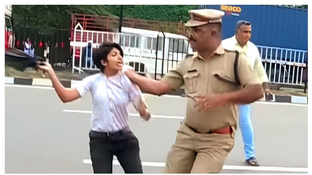 'സമരത്തിനിടെ കെ.എസ്.യു വനിതാ നേതാവിനെ പുരുഷ പൊലീസ് മർദ്ദിച്ചു, മോശമായി പെരുമാറി'; പരാതിയുമായി കോൺഗ്രസ് 'സമരത്തിനിടെ കെ.എസ്.യു വനിതാ നേതാവിനെ പുരുഷ പൊലീസ് മർദ്ദിച്ചു, മോശമായി പെരുമാറി'; പരാതിയുമായി കോൺഗ്രസ്