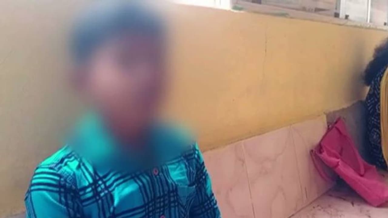 ക്ലാസിൽ ബഹളമുണ്ടാക്കിയെന്നാരോപിച്ച് മൂന്നാം ക്ലാസുകാരന്റെ മുഖത്തടിച്ച് അധ്യാപിക, പരാതി ക്ലാസിൽ ബഹളമുണ്ടാക്കിയെന്നാരോപിച്ച് മൂന്നാം ക്ലാസുകാരന്റെ മുഖത്തടിച്ച് അധ്യാപിക, പരാതി