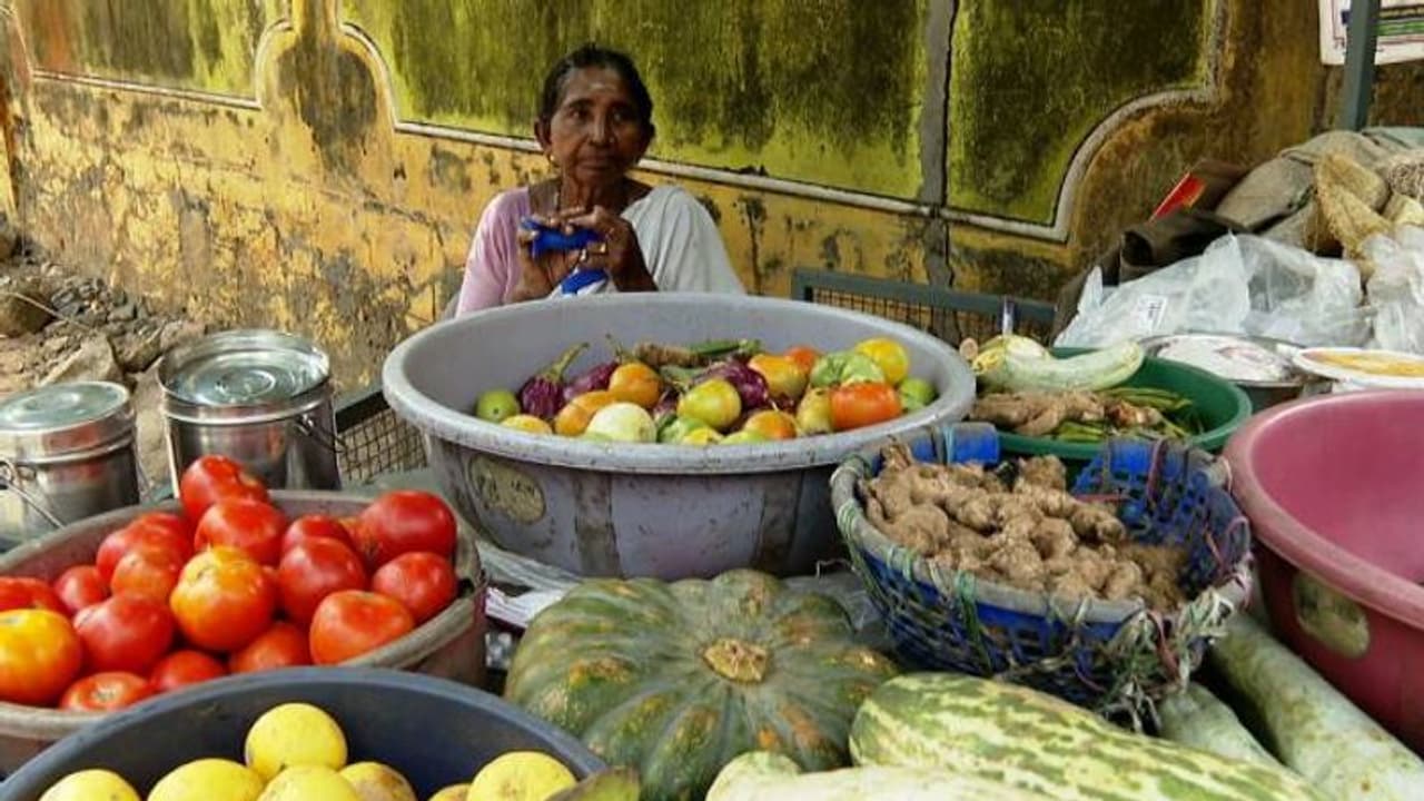 എങ്ങനെ ജീവിക്കും സാർ? 'ഒരു നിവർത്തിയുമില്ല എല്ലാത്തിനും ഭയങ്കര വില', വിലക്കയറ്റത്തിൽ കണ്ണുനനഞ്ഞ് ദേവകിയമ്മ എങ്ങനെ ജീവിക്കും സാർ? 'ഒരു നിവർത്തിയുമില്ല എല്ലാത്തിനും ഭയങ്കര വില', വിലക്കയറ്റത്തിൽ കണ്ണുനനഞ്ഞ് ദേവകിയമ്മ