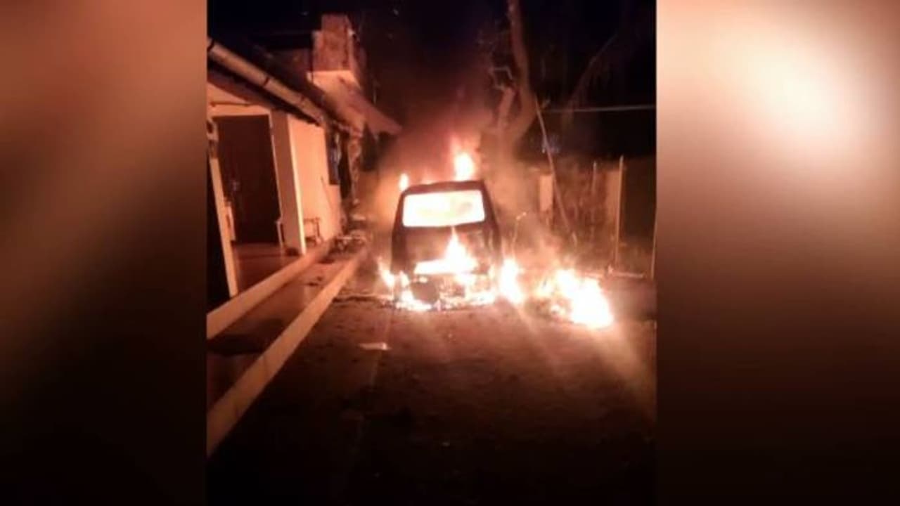 കോഴിക്കോട് വീട്ടുമുറ്റത്ത് നിർത്തിയിട്ടിരുന്ന വാഹനങ്ങൾക്ക് തീയിട്ടു കോഴിക്കോട് വീട്ടുമുറ്റത്ത് നിർത്തിയിട്ടിരുന്ന വാഹനങ്ങൾക്ക് തീയിട്ടു