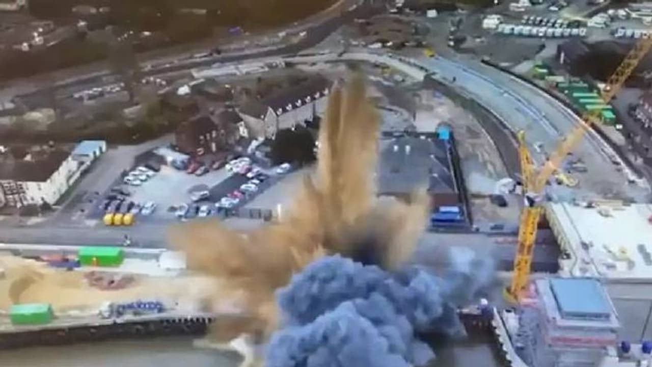 അപ്രതീക്ഷിതമായി പൊട്ടിത്തെറിച്ച് ലോകമഹായുദ്ധകാലത്തെ ബോംബ്, വൈറലായി വീഡിയോ