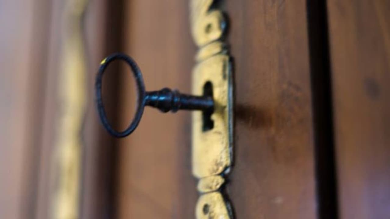 ഒരു വർഷമായി കാണാതായ 14 കാരി ഒരു വീട്ടിലെ അലമാരക്കുള്ളിൽ, കണ്ടെത്തുമ്പോൾ ഗർഭിണിയും... ഒരു വർഷമായി കാണാതായ 14 കാരി ഒരു വീട്ടിലെ അലമാരക്കുള്ളിൽ, കണ്ടെത്തുമ്പോൾ ഗർഭിണിയും...