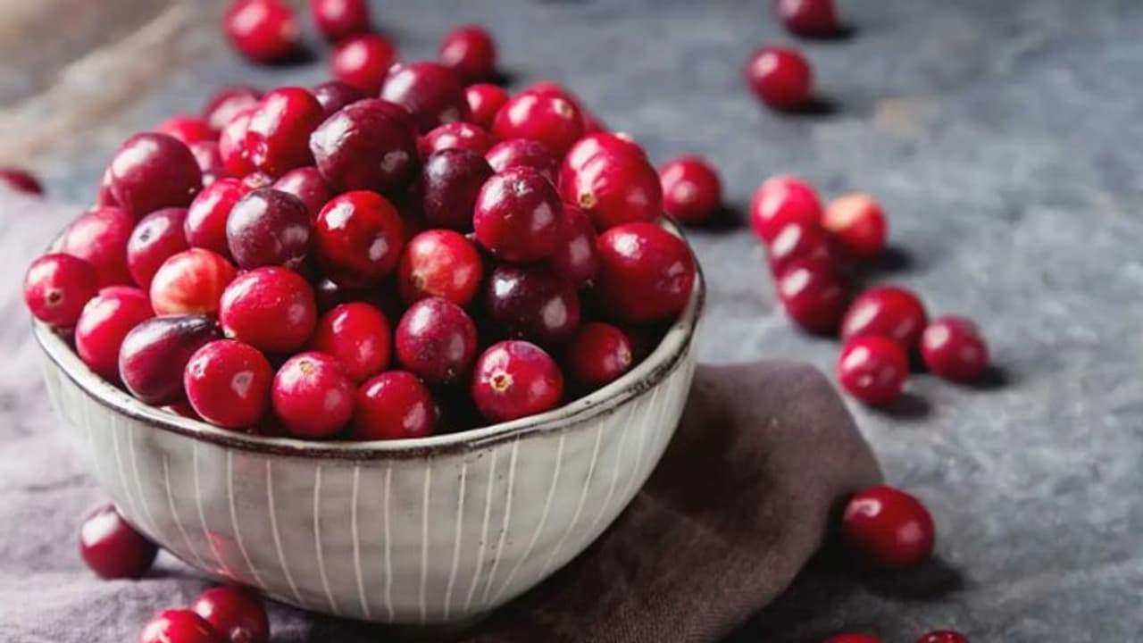 കൊളസ്ട്രോൾ കുറയ്ക്കാനും വൃക്കകളുടെ ആരോഗ്യത്തിനും ക്രാന്‍ബെറി; അറിയാം മറ്റ് ഗുണങ്ങള്‍... 