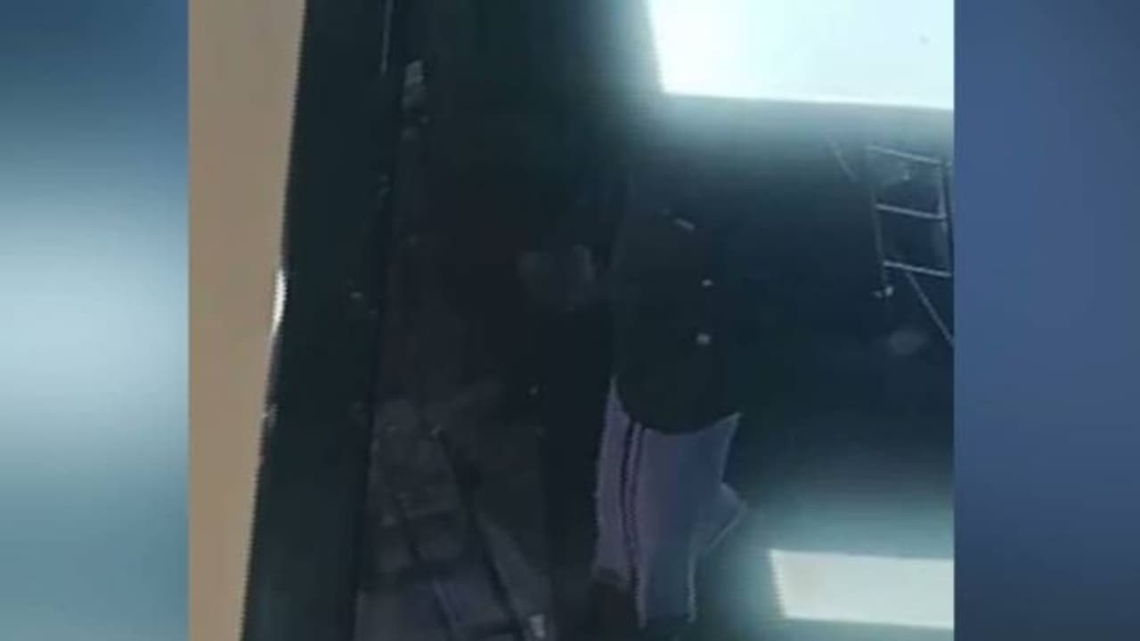 കടയുടെ ചില്ല് വാതിൽ കണ്ടില്ല, തലയിടിച്ച് വീണ് വൃദ്ധൻ മരിച്ചു കടയുടെ ചില്ല് വാതിൽ കണ്ടില്ല, തലയിടിച്ച് വീണ് വൃദ്ധൻ മരിച്ചു