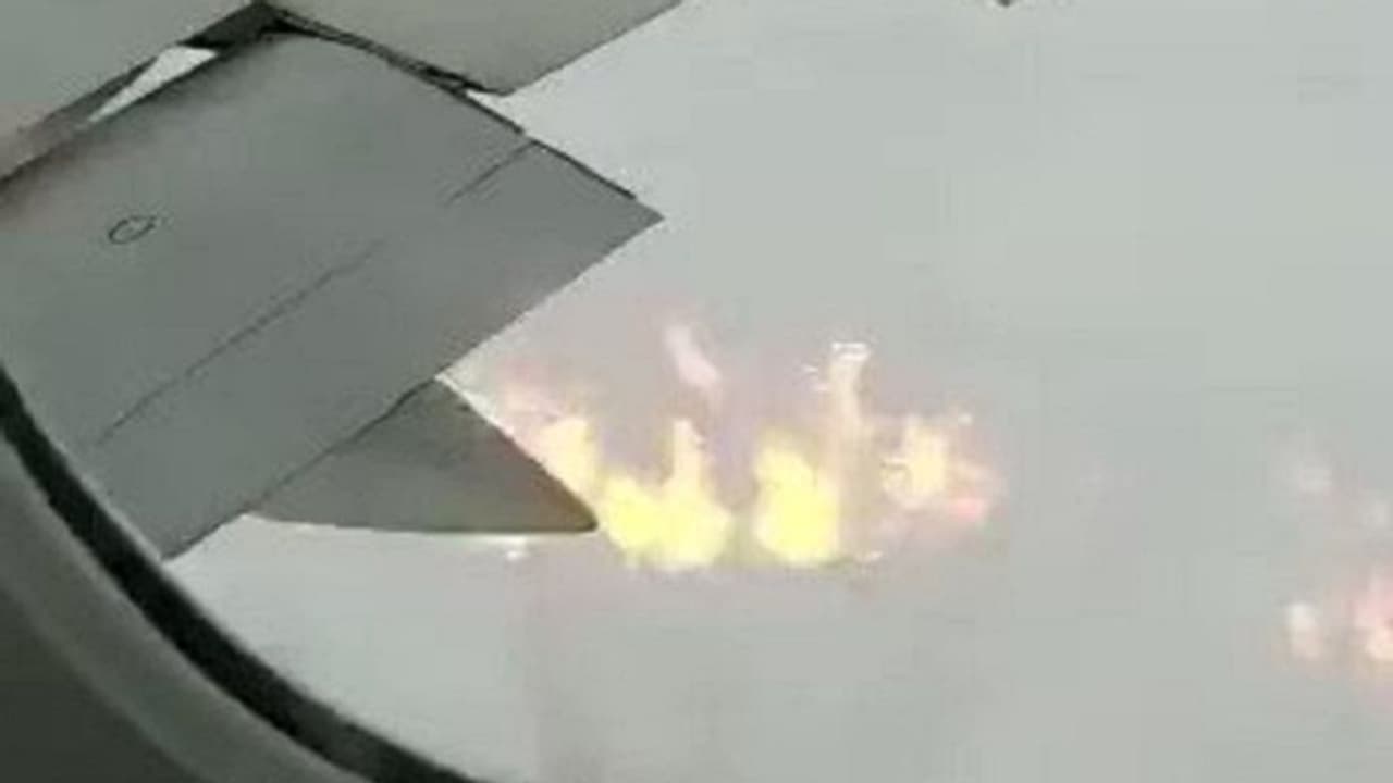 ವಿಮಾನದ ರೆಕ್ಕೆಯಲ್ಲಿ ಬೆಂಕಿ: ಸಕಾಲದಲ್ಲಿ ಫ್ಲೈಟ್‌ ಲ್ಯಾಂಡ್‌ ಮಾಡಿ ನೂರಾರು ಜನರ ಜೀವ ಉಳಿಸಿದ ಕ್ಯಾಪ್ಟನ್‌..! 