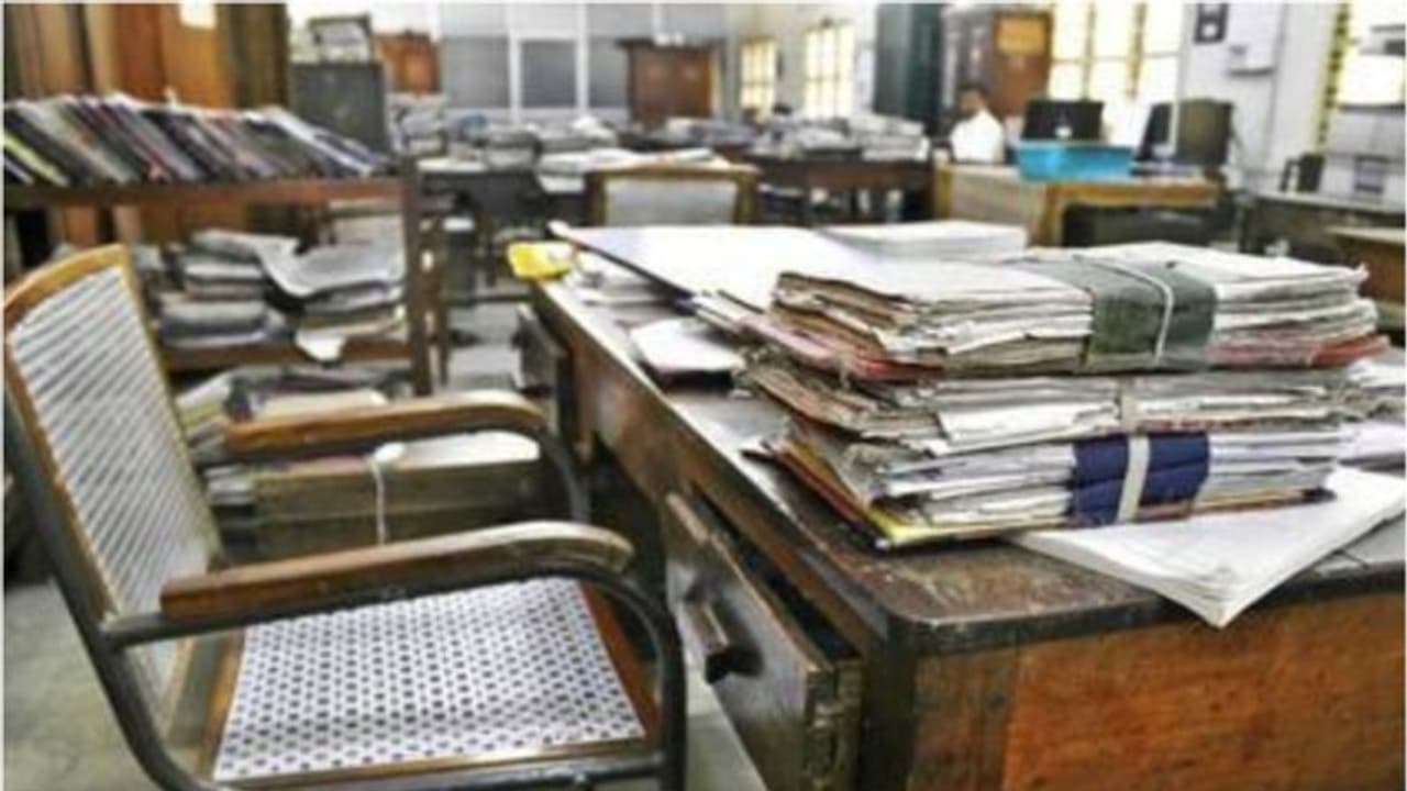 സബ് കളക്ടര്ക്ക് വിവാഹം: കോഴിക്കോട്ടും കൂട്ട അവധി, കല്യാണത്തിന് അവധിയെടുത്ത് പോയത് 22 ജീവനക്കാര് സബ് കളക്ടര്ക്ക് വിവാഹം: കോഴിക്കോട്ടും കൂട്ട അവധി, കല്യാണത്തിന് അവധിയെടുത്ത് പോയത് 22 ജീവനക്കാര്