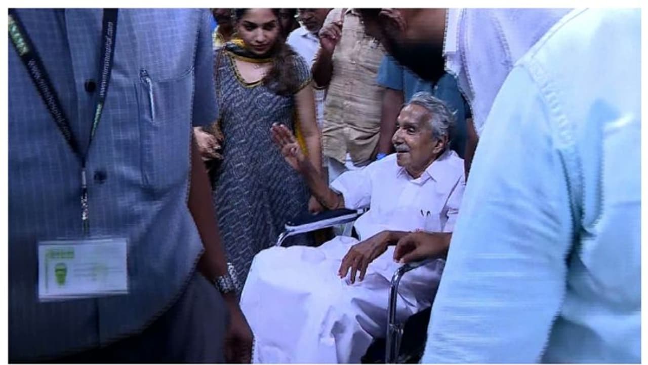 തുടര്ചികിത്സ, ഉമ്മന് ചാണ്ടി ബെംഗളൂരുവിലേക്ക്, പ്രത്യേകം ചാര്ട്ടര് ചെയ്ത വിമാനത്തില് കൊണ്ടുപോകും തുടര്ചികിത്സ, ഉമ്മന് ചാണ്ടി ബെംഗളൂരുവിലേക്ക്, പ്രത്യേകം ചാര്ട്ടര് ചെയ്ത വിമാനത്തില് കൊണ്ടുപോകും