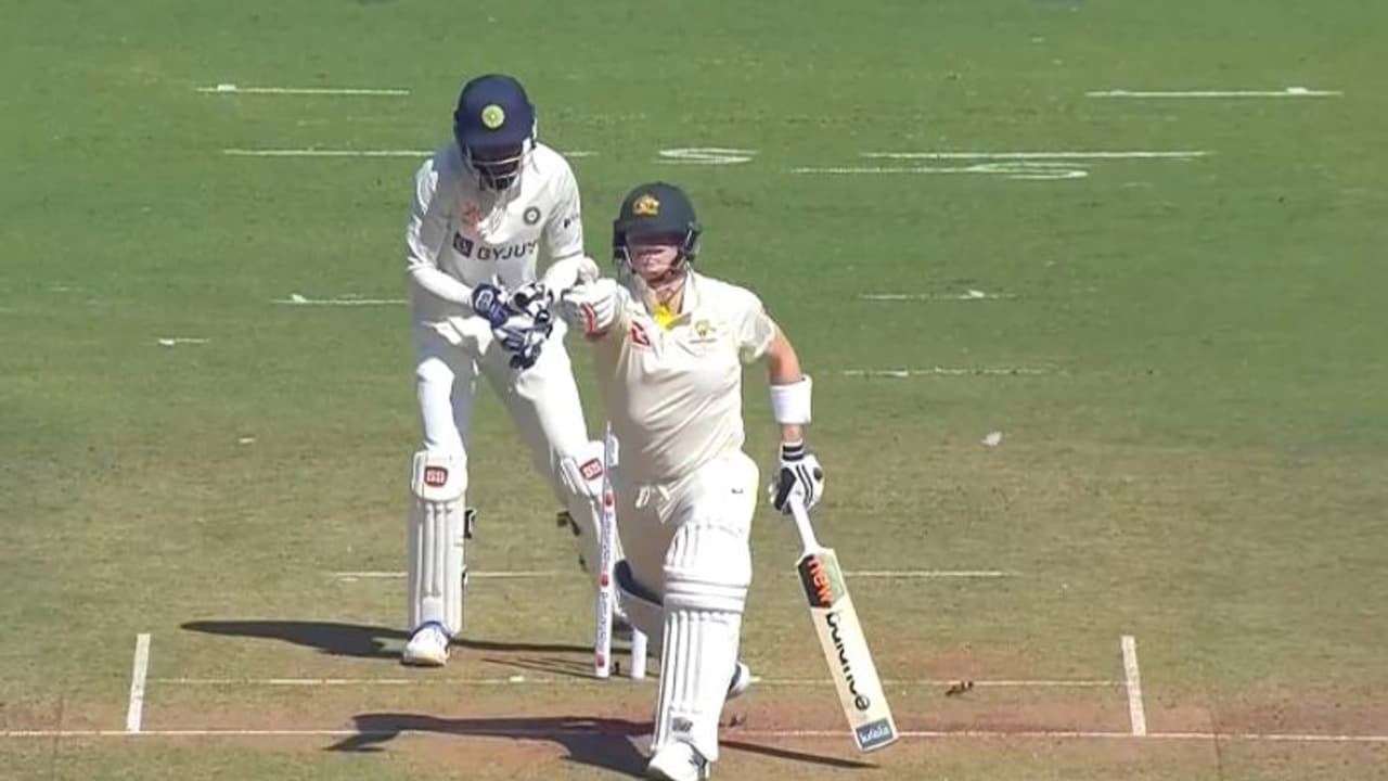  ജഡേജക്ക് തംസ് അപ് നല്‍കിയ സ്റ്റീവ് സ്മിത്തിനെ വിമര്‍ശിച്ച് അലന്‍ ബോര്‍ഡര്‍, മറുപടി നല്‍കി അലക്സ് ക്യാരി