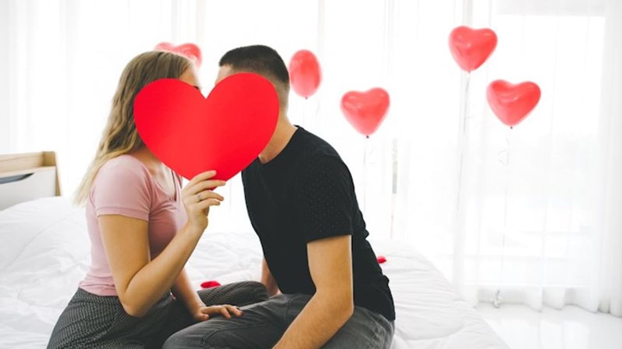 International Kissing Day 2023:உங்கள் மனதை திருடிய நபருக்கு இப்படி வாழ்த்து சொல்லுங்க அசந்து போவாங்க..!!