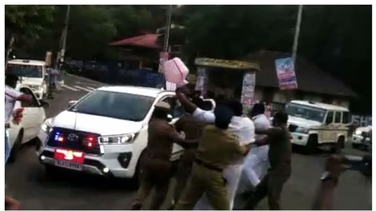 മന്ത്രി റോഷി അഗസ്റ്റിന് നേരെ യൂത്ത് കോണ്ഗ്രസ് പ്രതിഷേധം: കരിങ്കൊടി, വാഹനത്തിന് നേരെ കാലിക്കുടം എറിഞ്ഞു മന്ത്രി റോഷി അഗസ്റ്റിന് നേരെ യൂത്ത് കോണ്ഗ്രസ് പ്രതിഷേധം: കരിങ്കൊടി, വാഹനത്തിന് നേരെ കാലിക്കുടം എറിഞ്ഞു