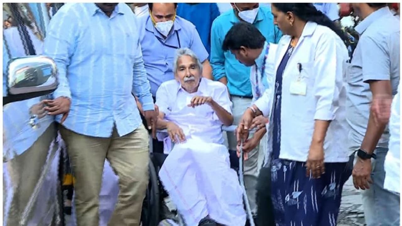 'ആരോഗ്യനില തൃപ്തികരം, പോഷകാഹാരക്കുറവിന്റെ ബുദ്ധിമുട്ടുകളുണ്ട്', ഉമ്മന് ചാണ്ടിയെ പരിശോധിച്ച് ഡോക്ടര്മാര് 'ആരോഗ്യനില തൃപ്തികരം, പോഷകാഹാരക്കുറവിന്റെ ബുദ്ധിമുട്ടുകളുണ്ട്', ഉമ്മന് ചാണ്ടിയെ പരിശോധിച്ച് ഡോക്ടര്മാര്