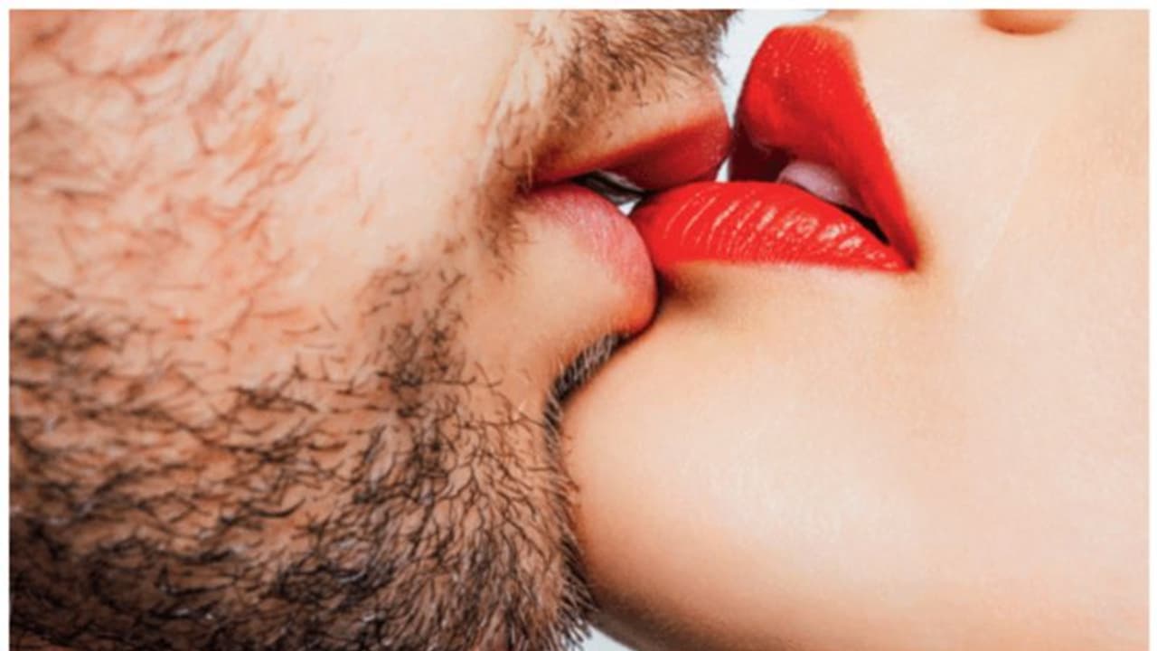 kiss day: காது மடலில் தொடங்கி கழுத்தில்... வாழ்வில் ஒருமுறையாவது இப்படி முத்தம் கொடுக்கணும்.. ஏன் தெரியுமா? kiss day: காது மடலில் தொடங்கி கழுத்தில்... வாழ்வில் ஒருமுறையாவது இப்படி முத்தம் கொடுக்கணும்.. ஏன் தெரியுமா?