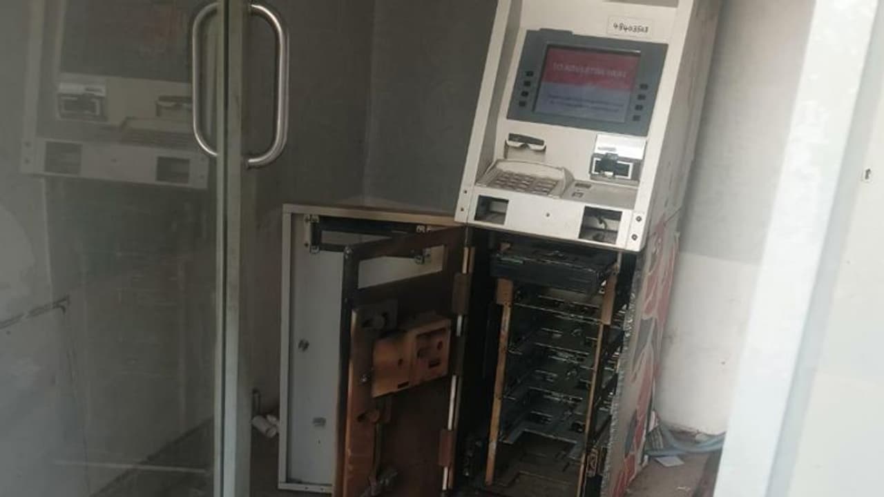 தி.மலை ஏடிஎம் கொள்ளை வழக்கு.. ஒருவர் கைது.. குற்றவாளியை நெருங்கிய தமிழக போலீஸ்? தி.மலை ஏடிஎம் கொள்ளை வழக்கு.. ஒருவர் கைது.. குற்றவாளியை நெருங்கிய தமிழக போலீஸ்?