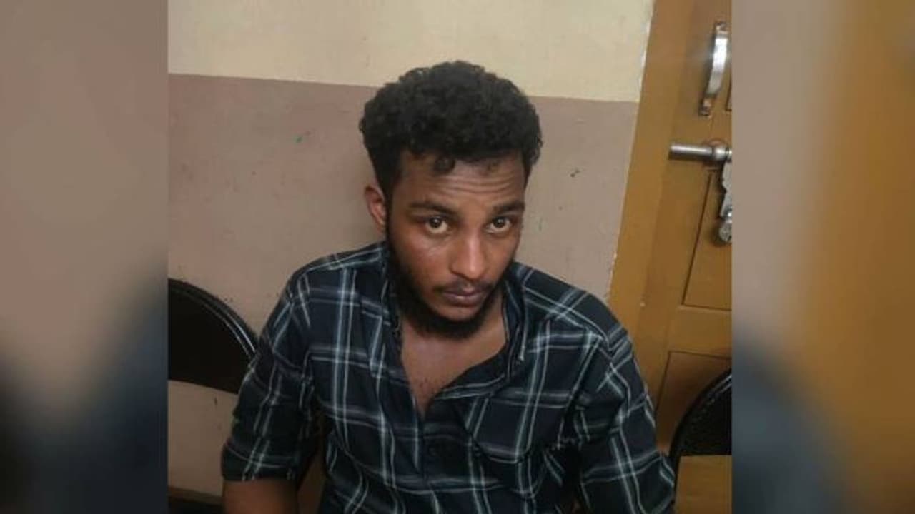 പ്രണയം നിരസിച്ച യുവതിയെ കൊലപ്പെടുത്താൻ ശ്രമം യുവാവ് പിടിയിൽ, കൈയ്യിൽ പെട്രോളും ലൈറ്ററും പ്രണയം നിരസിച്ച യുവതിയെ കൊലപ്പെടുത്താൻ ശ്രമം യുവാവ് പിടിയിൽ, കൈയ്യിൽ പെട്രോളും ലൈറ്ററും