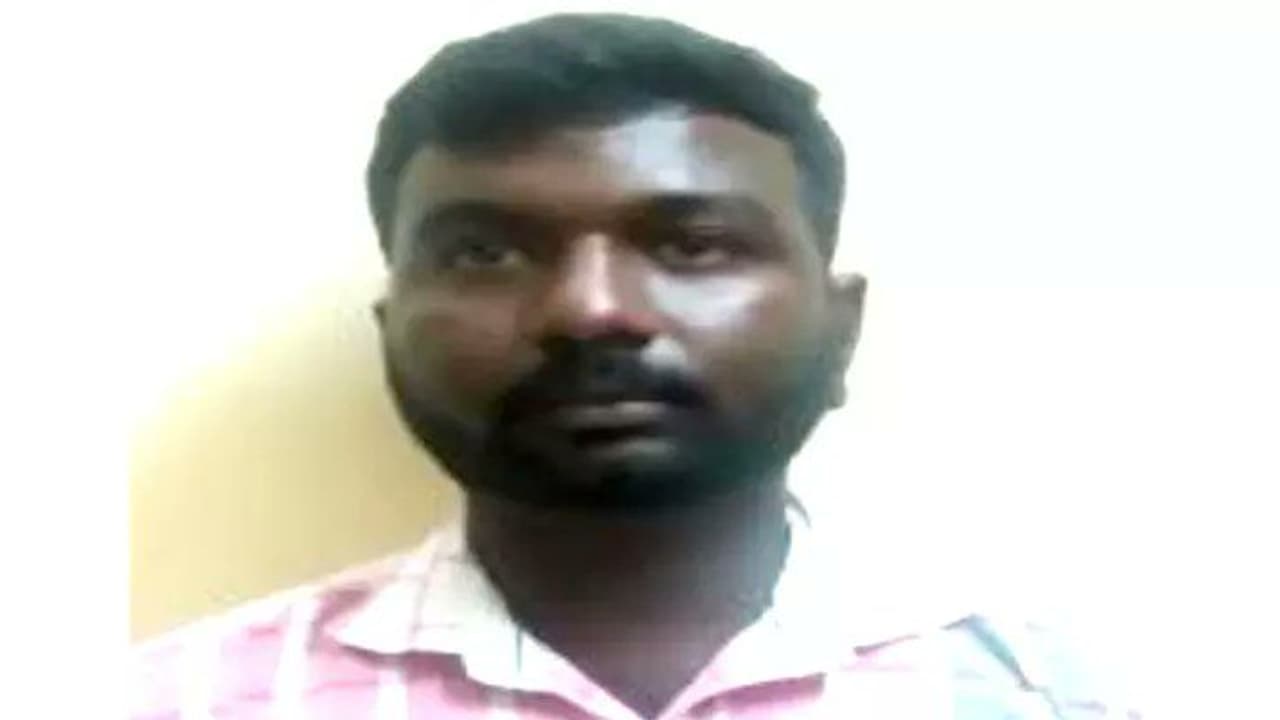 கோவையில் இந்து முன்னணி பிரமுகர் கொலை வழக்கில் கைது செய்யப்பட்டவர் ஓட ஓட வெட்டி கொலை கோவையில் இந்து முன்னணி பிரமுகர் கொலை வழக்கில் கைது செய்யப்பட்டவர் ஓட ஓட வெட்டி கொலை