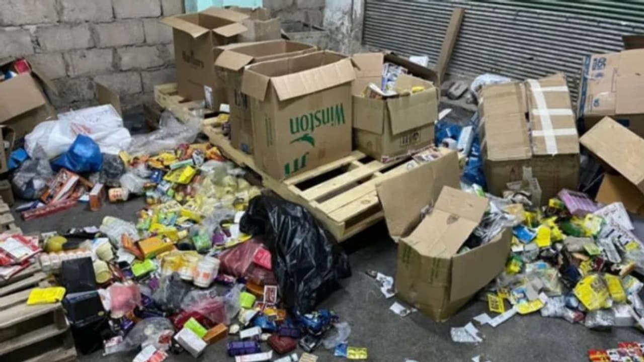 നിരോധിത സൗന്ദര്യ വർധക വസ്തുക്കളുടെ 15,300 പാക്കറ്റുകൾ പരിശോധനയില് പിടിച്ചെടുത്തു നിരോധിത സൗന്ദര്യ വർധക വസ്തുക്കളുടെ 15,300 പാക്കറ്റുകൾ പരിശോധനയില് പിടിച്ചെടുത്തു