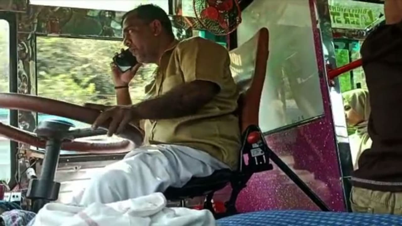 ബസ് ഓടിക്കുന്നതിനിടെ ഫോൺ വിളി; സ്വകാര്യ ബസ് ഡ്രൈവറുടെ ലൈസൻസ് സസ്പെന്റ് ചെയ്തു ബസ് ഓടിക്കുന്നതിനിടെ ഫോൺ വിളി; സ്വകാര്യ ബസ് ഡ്രൈവറുടെ ലൈസൻസ് സസ്പെന്റ് ചെയ്തു