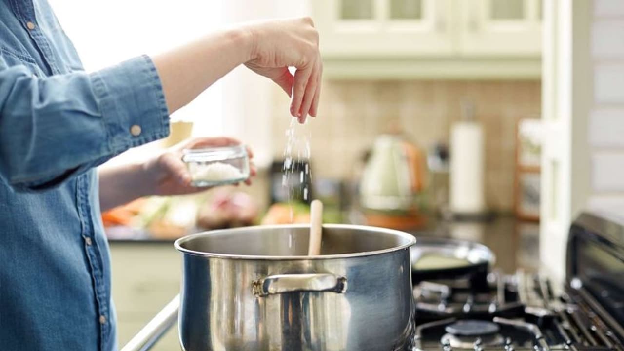 കറിയില് ഉപ്പ് കൂടിയോ? ടെൻഷനടിക്കേണ്ട, കുറയ്ക്കാൻ രണ്ട് വഴികളുണ്ട് കറിയില് ഉപ്പ് കൂടിയോ? ടെൻഷനടിക്കേണ്ട, കുറയ്ക്കാൻ രണ്ട് വഴികളുണ്ട്