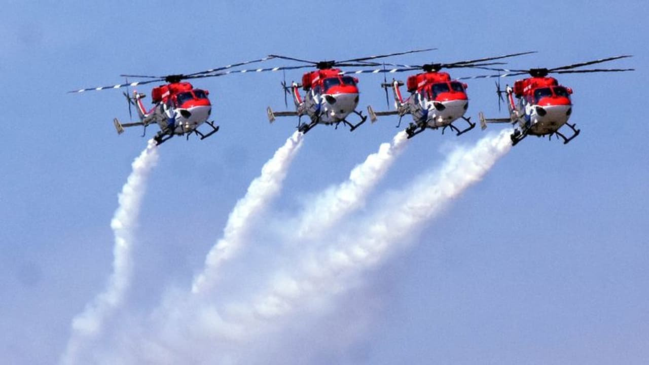 ಬೆಂಗಳೂರು ಏರ್ ಶೋದ ಹೈಲೈಟ್ಸ್: ಪ್ರೇಮ ಸಂಕೇತ ಬಿಡಿಸಿದ ಸೂರ್ಯ ಕಿರಣ, ಬಾನಲ್ಲಿ ರಂಗೋಲಿ ಬರೆದ ವಿಮಾನ