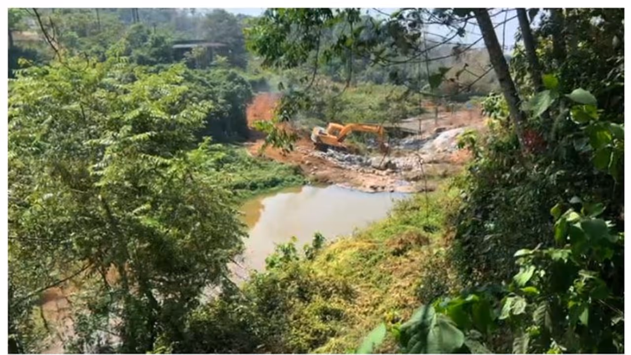 കക്കാടംപൊയിലിൽ പി വി അൻവർ എംഎൽഎയുടെ നേതൃത്വത്തിൽ നിർമ്മിച്ച തടയണകൾ പൊളിക്കുന്നു കക്കാടംപൊയിലിൽ പി വി അൻവർ എംഎൽഎയുടെ നേതൃത്വത്തിൽ നിർമ്മിച്ച തടയണകൾ പൊളിക്കുന്നു