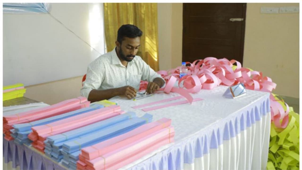 10 മണിക്കൂർ, 956 മീറ്ററിലധികം നീളത്തിൽ പേപ്പർ ചങ്ങല; ​ഗിന്നസ് റെക്കോർഡ് ലക്ഷ്യമാക്കി യുവാവ്