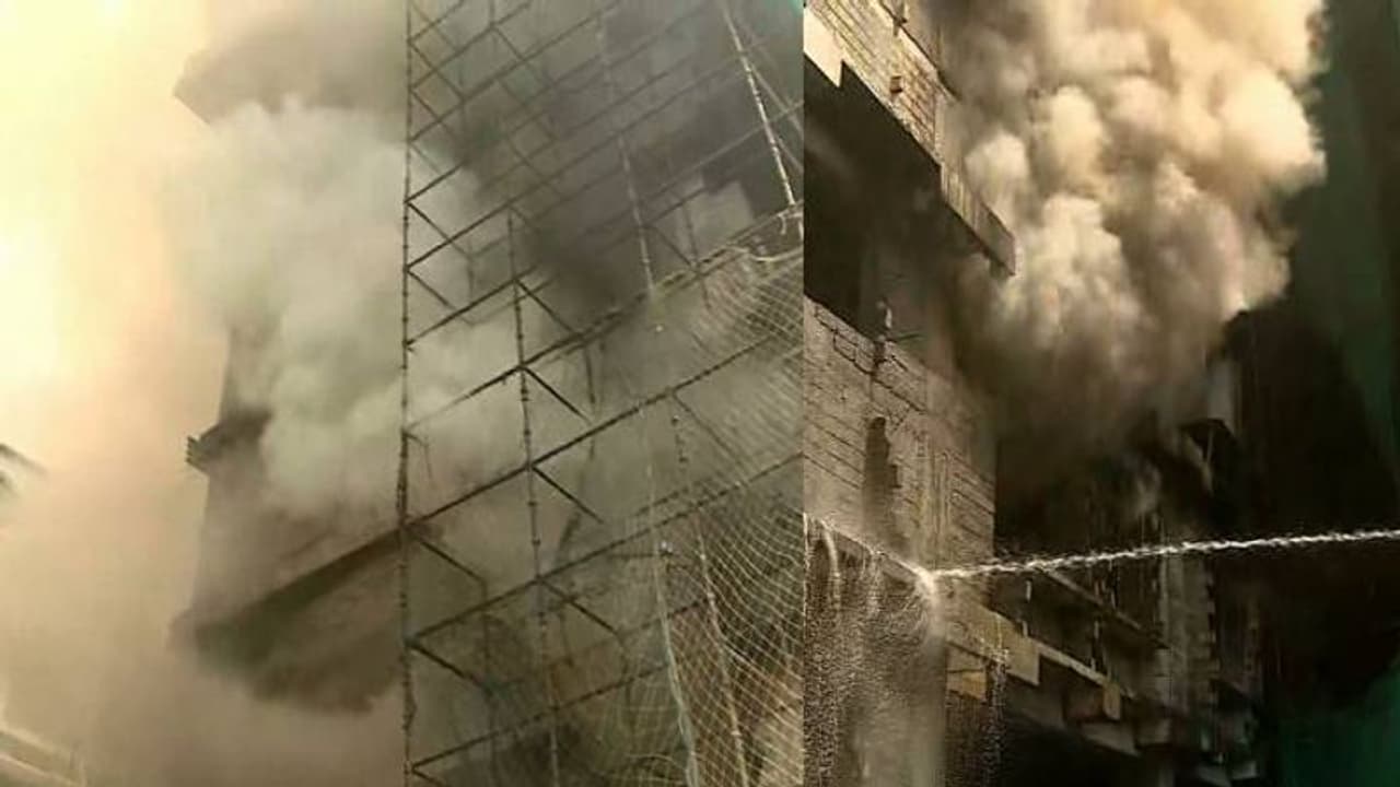 കോട്ടയം മെഡിക്കൽ കോളേജിൽ വൻ തീപിടുത്തം, രോഗികളെ ഒഴിപ്പിച്ചു, തീ നിയന്ത്രണവിധേയമായി കോട്ടയം മെഡിക്കൽ കോളേജിൽ വൻ തീപിടുത്തം, രോഗികളെ ഒഴിപ്പിച്ചു, തീ നിയന്ത്രണവിധേയമായി