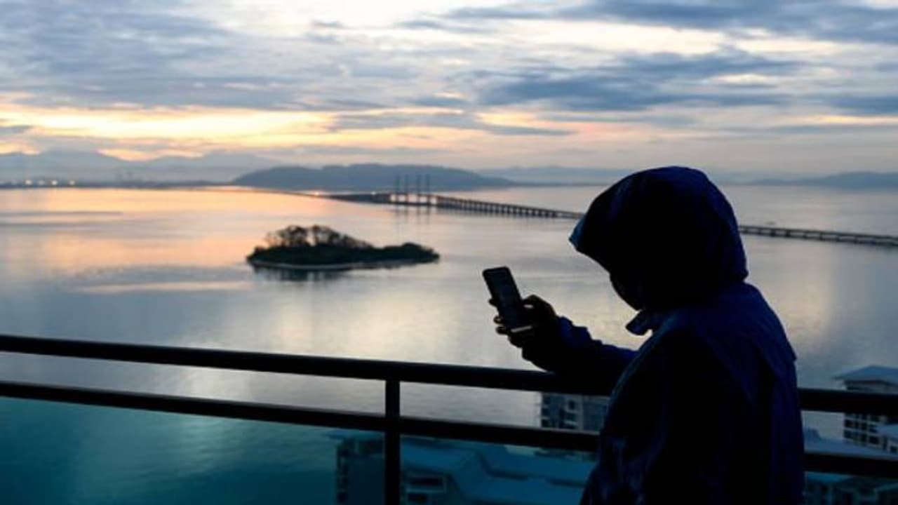 പണമെല്ലാം കൊണ്ടുപോയി, ബാങ്കിന് കുപ്പിബോംബും എറിയിപ്പിച്ചു, 48 കാരനെ മൊത്തത്തിൽ പറ്റിച്ച് തട്ടിപ്പുകാര്‍