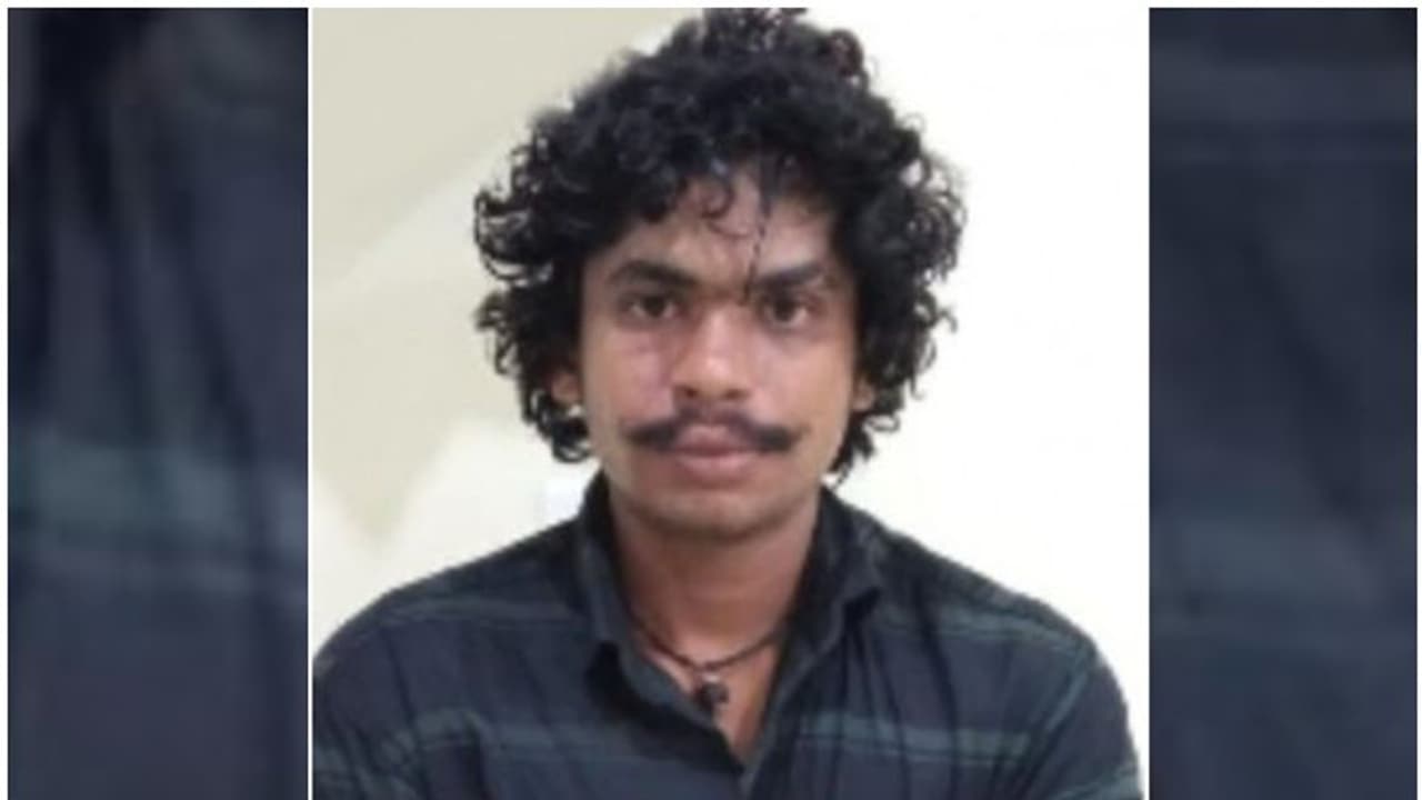 രണ്ട് ദിവസമായി അക്രമാസക്തൻ; വീട്ടില്കയറി യുവാവിന്റെ തലയ്ക്ക് വെട്ടി സംഘം, അരുംകൊലയിൽ ഞെട്ടി നാട് രണ്ട് ദിവസമായി അക്രമാസക്തൻ; വീട്ടില്കയറി യുവാവിന്റെ തലയ്ക്ക് വെട്ടി സംഘം, അരുംകൊലയിൽ ഞെട്ടി നാട്