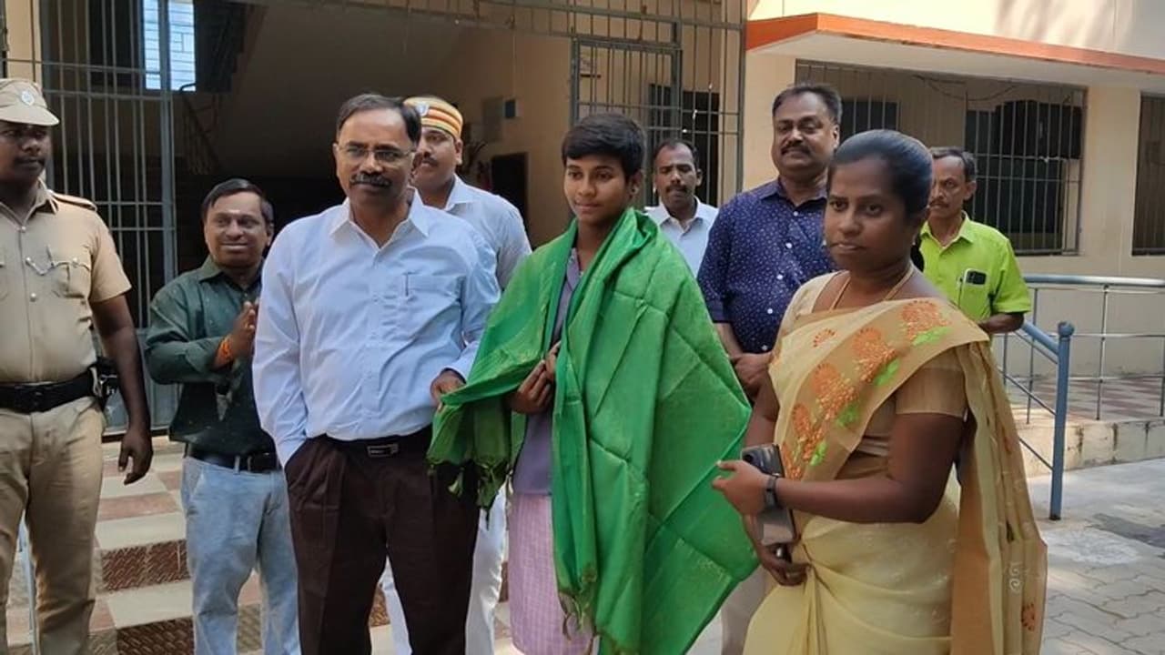 குத்துச்சண்டையில் தங்கம் வென்ற அரசு பள்ளி மாணவி; தேடி சென்று வாழ்த்திய ஆட்சியர் குத்துச்சண்டையில் தங்கம் வென்ற அரசு பள்ளி மாணவி; தேடி சென்று வாழ்த்திய ஆட்சியர்