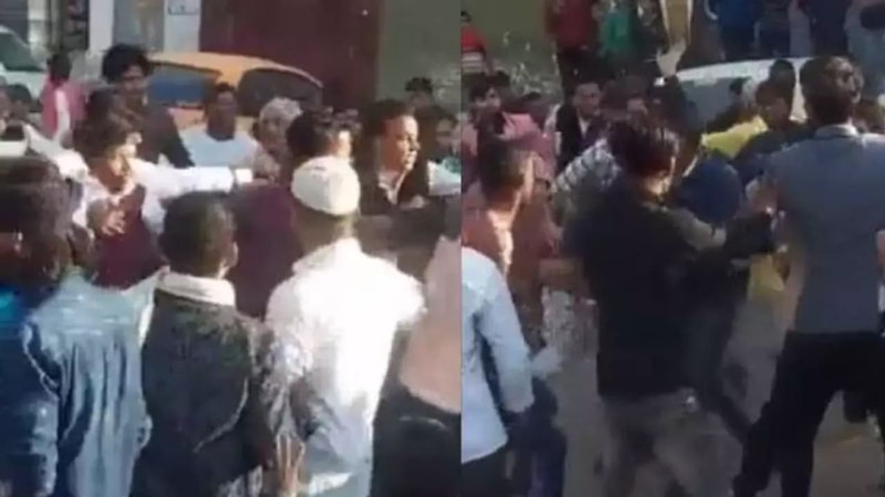 വരന്റെ അമ്മാവന് കറി കിട്ടിയില്ല; വിവാഹപ്പന്തലില് കൂട്ടത്തല്ല് വീഡിയോ വരന്റെ അമ്മാവന് കറി കിട്ടിയില്ല; വിവാഹപ്പന്തലില് കൂട്ടത്തല്ല് വീഡിയോ