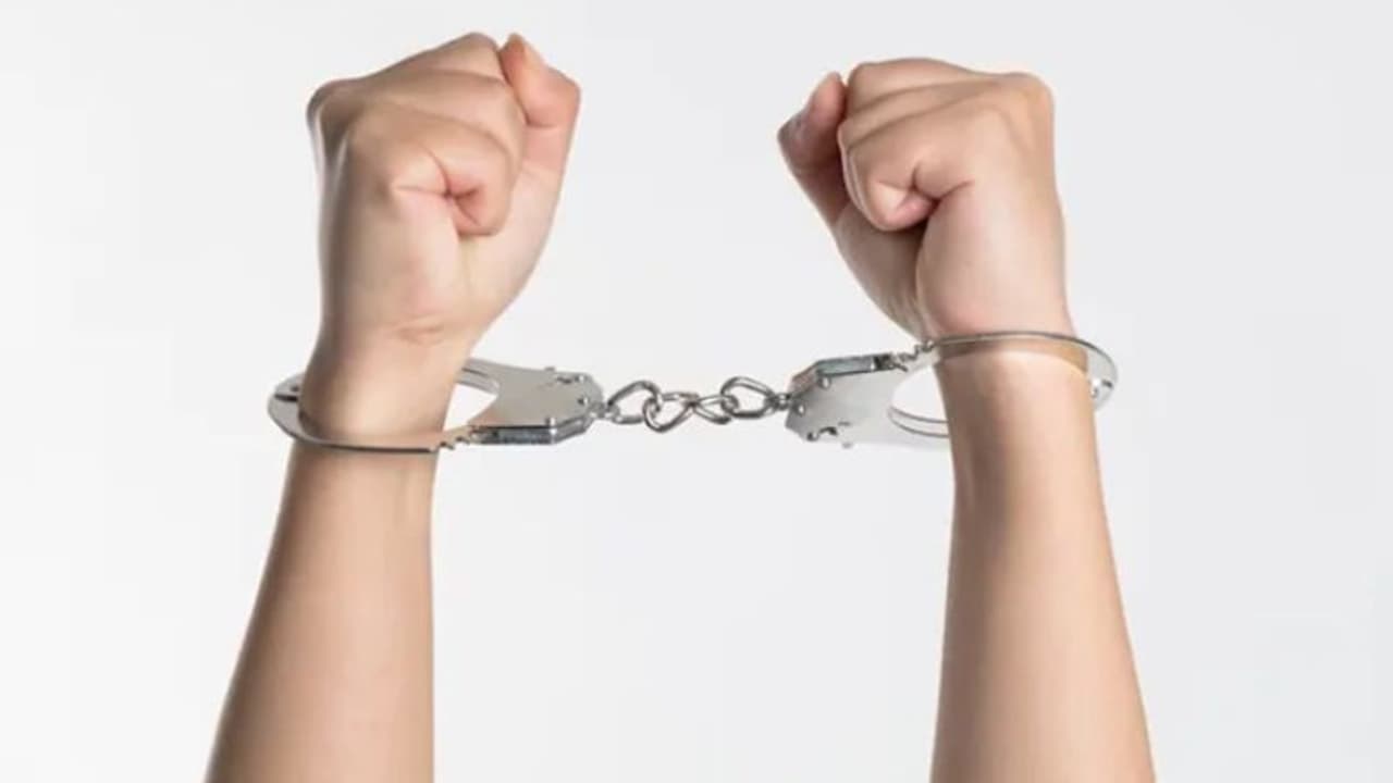 കൂട്ടുകാരിയുടെ വീട്ടില് നിന്ന് ലക്ഷങ്ങളുടെ സാധനങ്ങള് മോഷ്ടിച്ചു; 'ഡ്യൂപ്ലിക്കേറ്റ്' സാധനങ്ങള് തിരിച്ചുവച്ചു കൂട്ടുകാരിയുടെ വീട്ടില് നിന്ന് ലക്ഷങ്ങളുടെ സാധനങ്ങള് മോഷ്ടിച്ചു; 'ഡ്യൂപ്ലിക്കേറ്റ്' സാധനങ്ങള് തിരിച്ചുവച്ചു