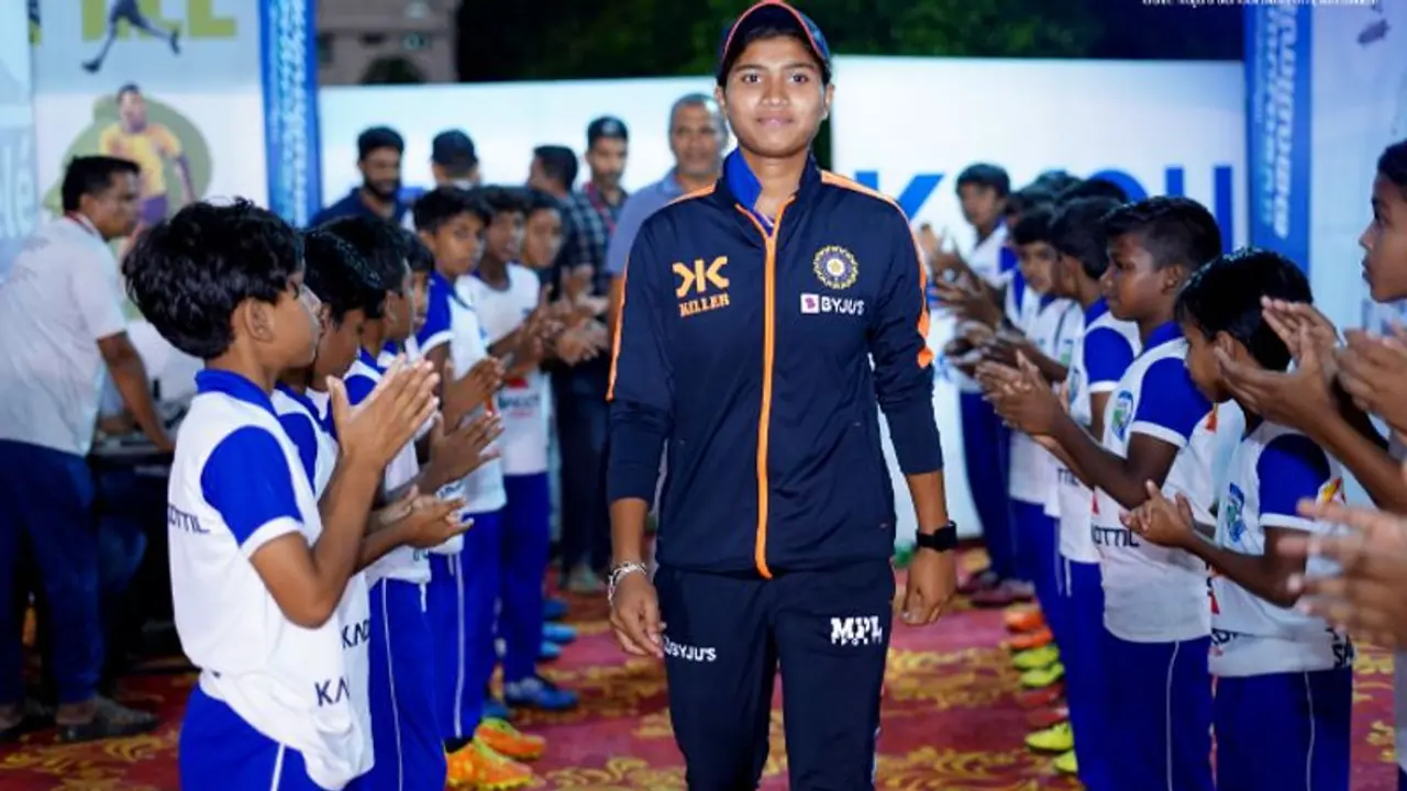 വനിതാ ഐപില് താരലേലം: അണ്ടര് 19 ലോകകപ്പ് ടീമിനൊപ്പമുണ്ടായിരുന്ന മലയാളി താരം നജ്ല കാത്തിരിക്കണം! വനിതാ ഐപില് താരലേലം: അണ്ടര് 19 ലോകകപ്പ് ടീമിനൊപ്പമുണ്ടായിരുന്ന മലയാളി താരം നജ്ല കാത്തിരിക്കണം!