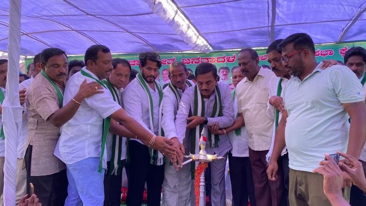 ಸಿದ್ದರಾಮಯ್ಯ ಬೇರೆ ಕ್ಷೇತ್ರ ಆಯ್ಕೆ ಮಾಡಿಕೊಳ್ಳಲಿ: ನಿಖಿಲ್ ಕುಮಾರಸ್ವಾಮಿ ಸಿದ್ದರಾಮಯ್ಯ ಬೇರೆ ಕ್ಷೇತ್ರ ಆಯ್ಕೆ ಮಾಡಿಕೊಳ್ಳಲಿ: ನಿಖಿಲ್ ಕುಮಾರಸ್ವಾಮಿ