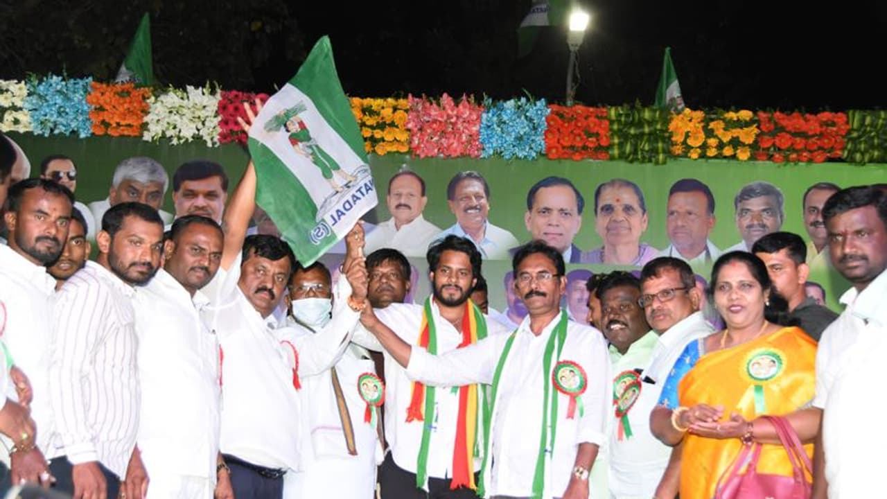 ಯಾರ ಹಂಗಿಲ್ಲದೆ ಸರ್ಕಾರ ರಚಿಸುವ ಶಕ್ತಿ ನೀಡಿ: ನಿಖಿಲ್ ಕುಮಾರಸ್ವಾಮಿ ಯಾರ ಹಂಗಿಲ್ಲದೆ ಸರ್ಕಾರ ರಚಿಸುವ ಶಕ್ತಿ ನೀಡಿ: ನಿಖಿಲ್ ಕುಮಾರಸ್ವಾಮಿ