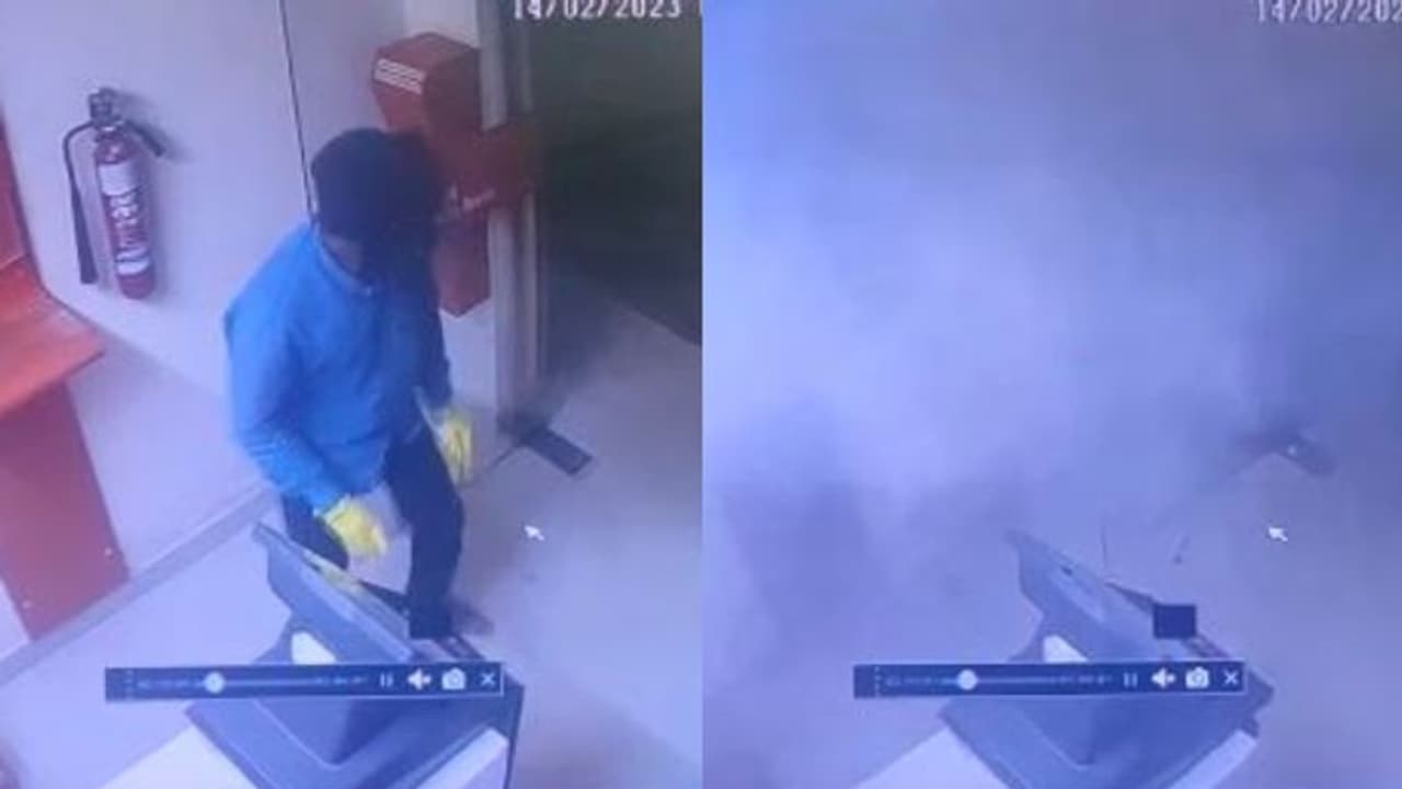 പാലക്കാട് പടക്കം പൊട്ടിച്ച് എടിഎം തകര്ത്തു പക്ഷേ പണം കിട്ടിയില്ല പാലക്കാട് പടക്കം പൊട്ടിച്ച് എടിഎം തകര്ത്തു പക്ഷേ പണം കിട്ടിയില്ല