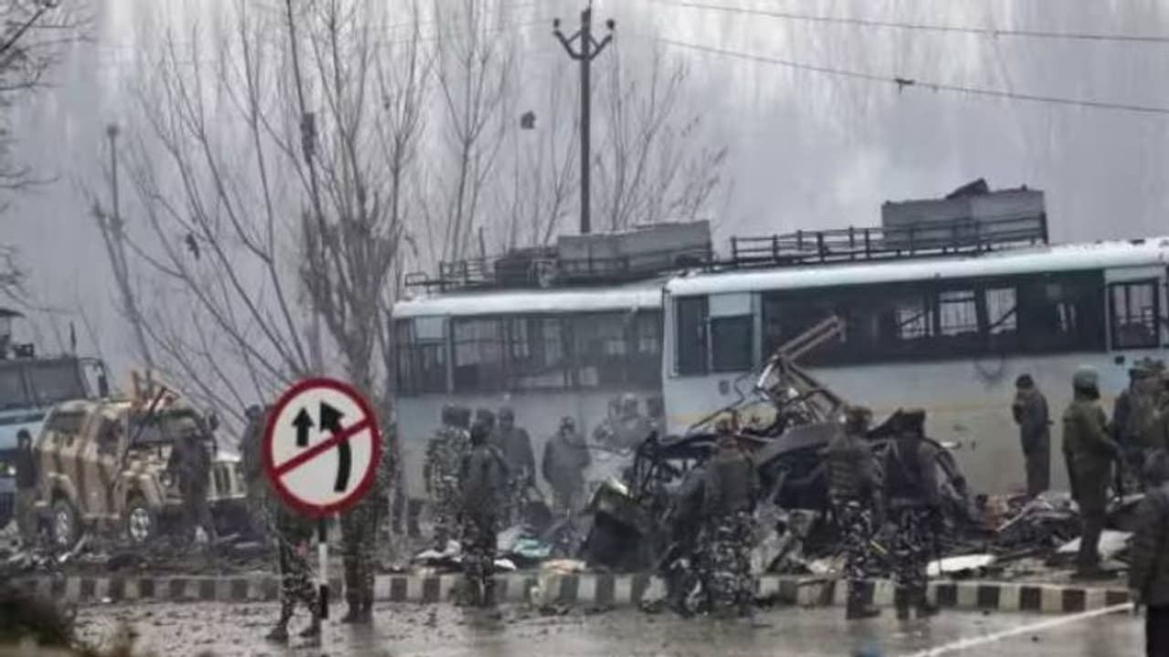 പുൽവാമ ആക്രമണത്തിന് ഇന്ന് നാല് വർഷം, ധീരജവാന്മാരുടെ ഓർമ്മയിൽ രാജ്യം പുൽവാമ ആക്രമണത്തിന് ഇന്ന് നാല് വർഷം, ധീരജവാന്മാരുടെ ഓർമ്മയിൽ രാജ്യം