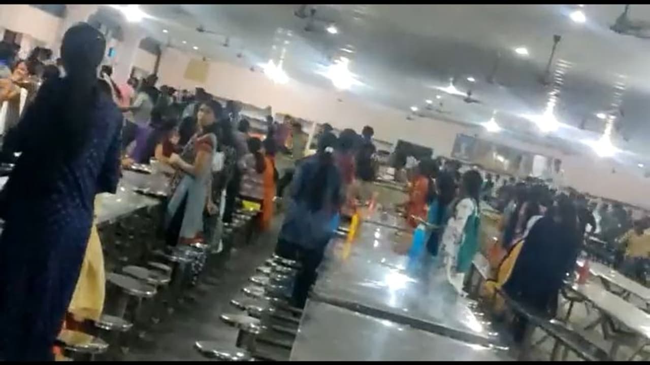 கோவையில் கல்லூரி மாணவர்கள், வடமாநில தொழிலாளர்கள் இடையே கடும் மோதல்