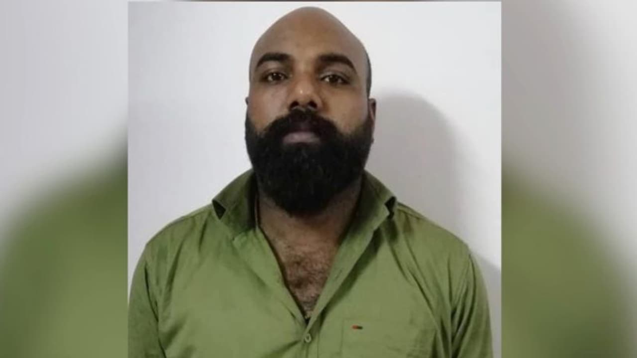 യുവാവിനെ തട്ടിക്കൊണ്ട് പോയി, കൊല്ലത്ത് കുപ്രസിദ്ധ ഗുണ്ട 'മംഗൾ പാണ്ഡേ' പിടിയില് യുവാവിനെ തട്ടിക്കൊണ്ട് പോയി, കൊല്ലത്ത് കുപ്രസിദ്ധ ഗുണ്ട 'മംഗൾ പാണ്ഡേ' പിടിയില്